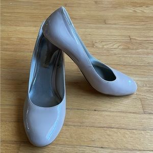 Alfred Sung Beige Patent Pumps. Size 9. Like New Condition.